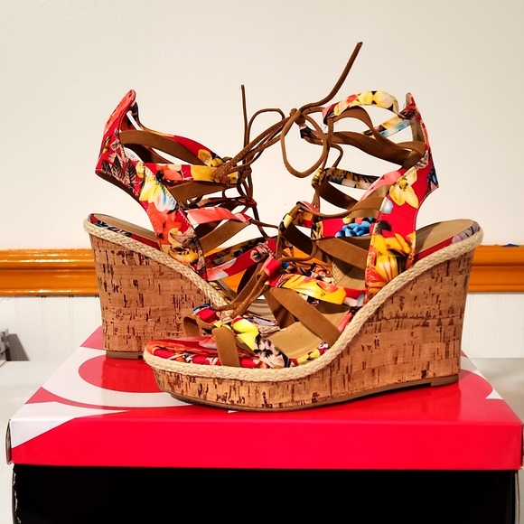 Floral Wedge - Picture 1 of 3